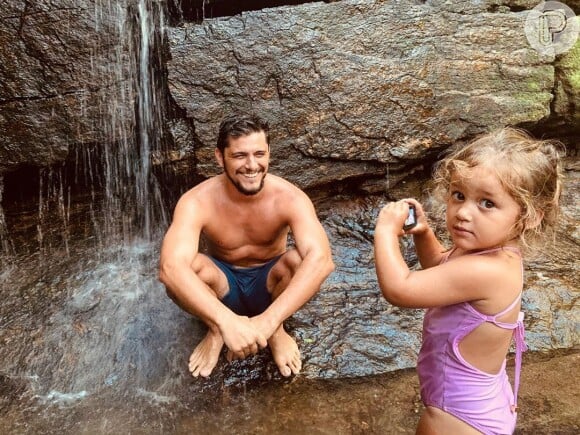 Bruno Gissoni foi fotografado pela filha, Madalena, em cachoeira no RJ