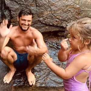 Filha de Bruno Gissoni, Madalena fez foto do pai na cachoeira durante passeio