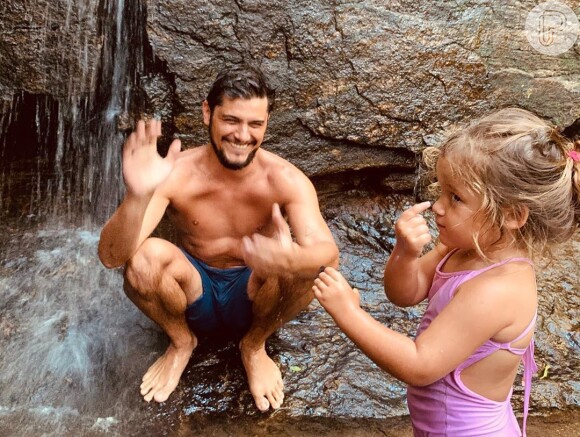 Filha de Bruno Gissoni, Madalena fez foto do pai na cachoeira durante passeio