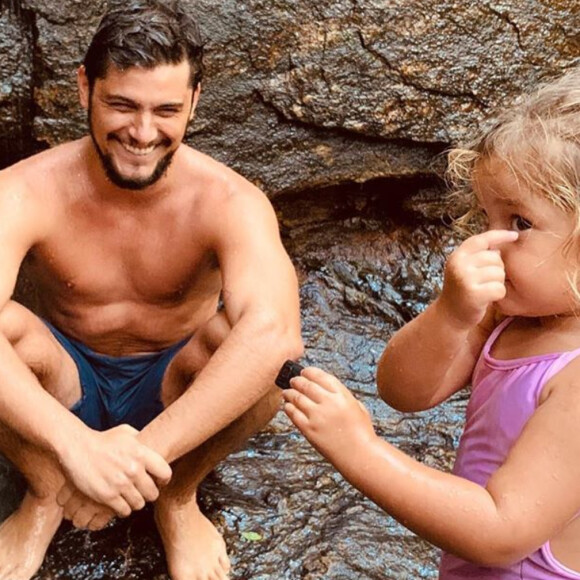 Filha de Bruno Gissoni e Yanna Lavigne, Madalena roubou a cena ao fotografar o pai nesta quarta-feira, 29 de janeiro de 2020