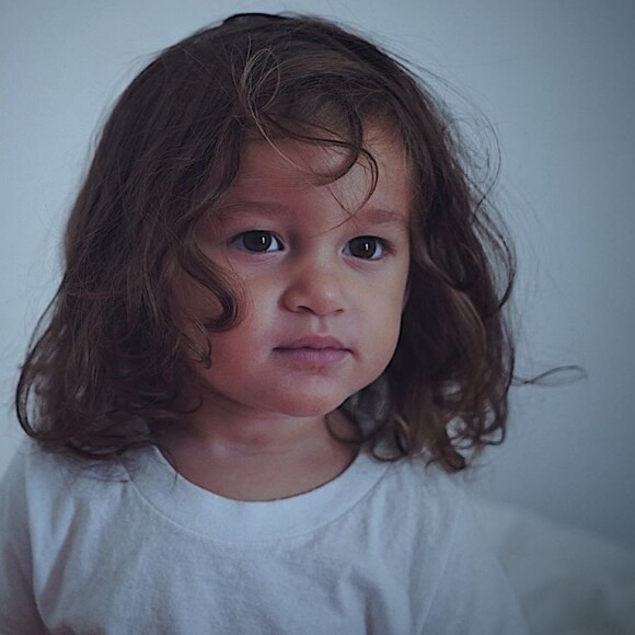 Madalena, filha de Bruno Gissoni e Yanna Lavigne, esbanjou fofura em foto na web