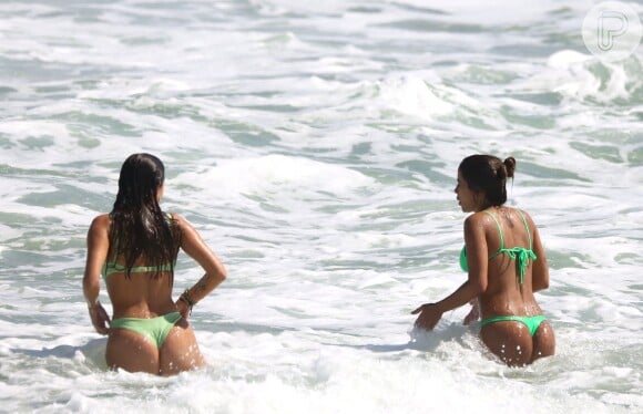 Anitta mergulhou na companhia de Jeni Monteiro no Rio de Janeiro