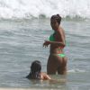 Anitta foi vista na Barra da Tijuca, com direito a banho de mar