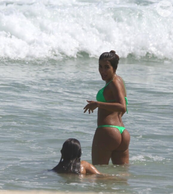Anitta foi vista na Barra da Tijuca, com direito a banho de mar