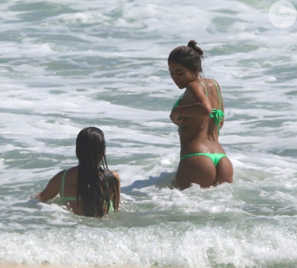 Acompanhada da cunhada, Anitta curtiu dia de sol no Rio de Janeiro