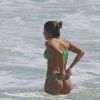 Anitta, de biquíni fio-dental, esbanjou boa forma em praia carioca