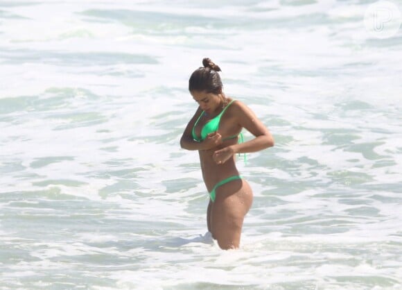 Anitta colocou o corpo para jogo em dia de praia