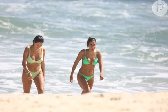 Anitta foi à Praia da Reserva, na Zona Oeste do Rio de Janeiro, com a cunhada Jeni Monteiro