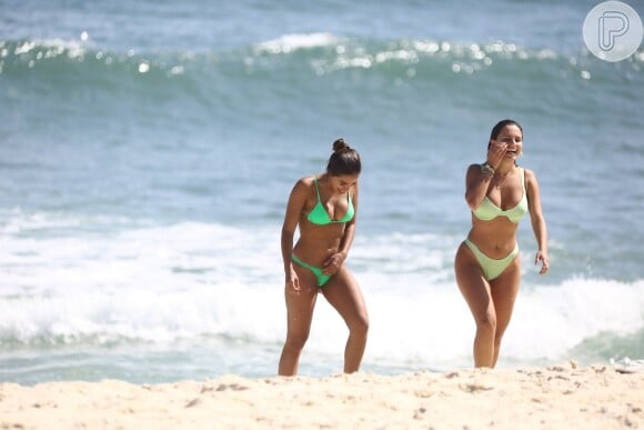 Anitta se divertiu com cunhada em praia carioca nesta sexta-feira, 31 de janeiro de 2020