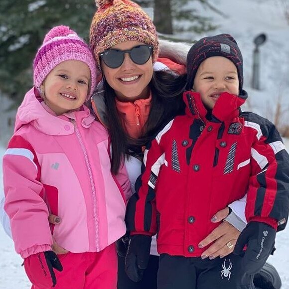 Thais Fersoza, Michel Teló e os filhos Melinda e Teodoro, foram para Colorado, nos Estados Unidos, esquiar