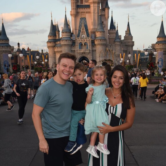 Thais Fersoza e Michel Teló levaram os filhos, Melinda e Teodoro, recentemente à Disney
