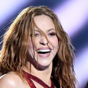 Shakira rouba a cena com três trocas de look e performance icônica no Super Bowl 2020