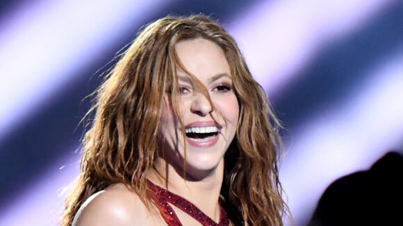 Shakira no Super Bowl: colombiana usa três looks e brilha com 2 mi de cristais