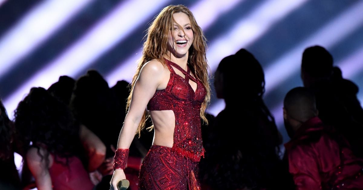 Shakira, aos 43 anos, impressiona com barriga sarada e dança do ventre no  Super Bowl. Vídeo! - Purepeople