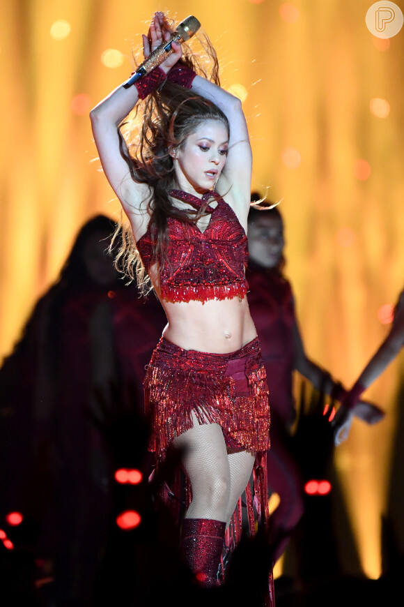 Shakira, aos 43 anos, impressiona ao mostrar barriga sarada durante dança do ventre no Super Bowl 2020