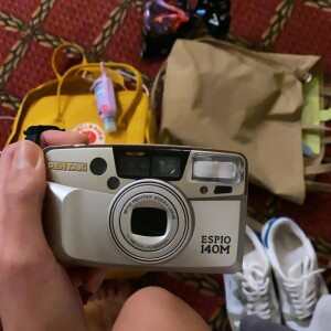 Bruna Marquezine fez foto embaçada em frente ao espelhando usando câmera analógica comprada no exterior durante intercâmbio