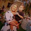 Mulher de Zé Neto, Natália Toscano posou com José Filho, de 2 anos, em chá de bebê