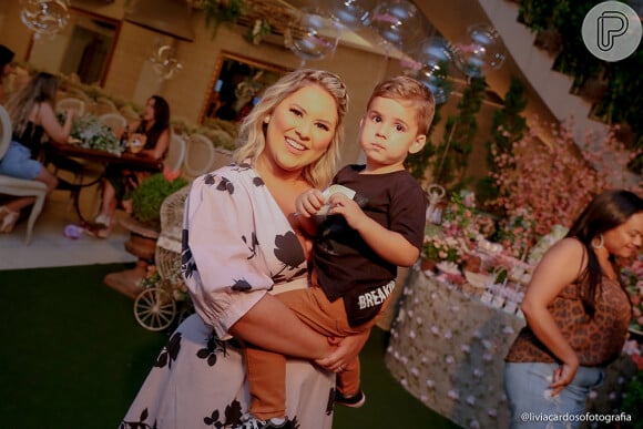 Mulher de Zé Neto, Natália Toscano posou com José Filho, de 2 anos, em chá de bebê