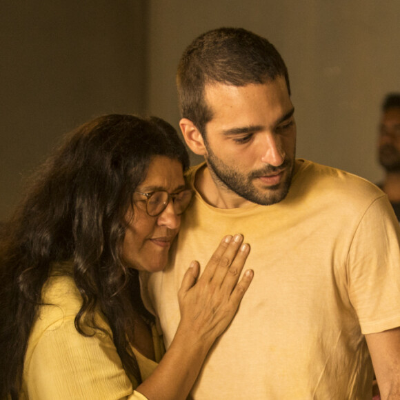 Na novela 'Amor de Mãe', Lurdes (Regina Casé) já achou que Domênico e Sandro (Humberto Carrão) fossem a mesma pessoa