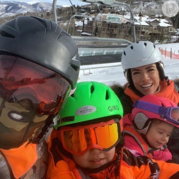 Marido de Patricia Abravanel, Fabio Faria faz selfie com a família durante a viagem