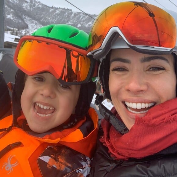 Patricia Abravanel posa sorridente com o primogênito, Pedro, em foto nas férias