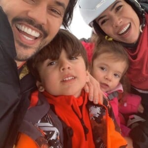 Patricia Abravanel, os filhos Jane e Pedro, e o marido, Fabio Faria, se divertiram na neve