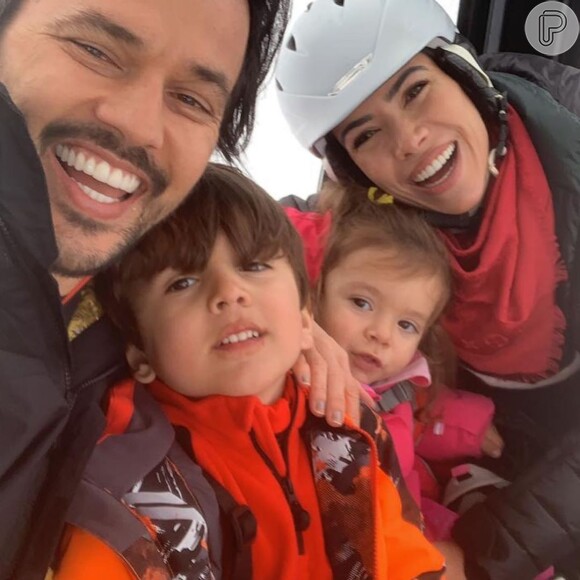 Patricia Abravanel, os filhos Jane e Pedro, e o marido, Fabio Faria, se divertiram na neve