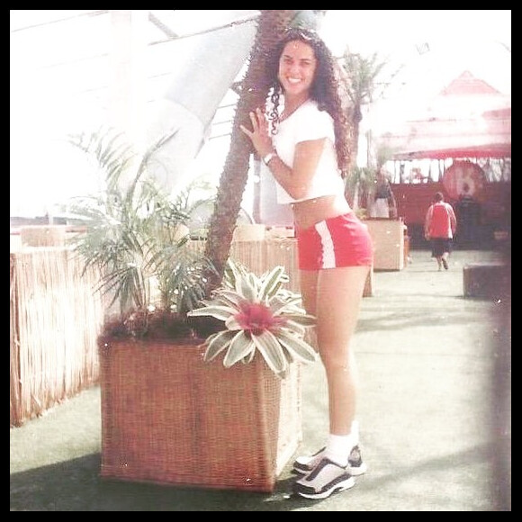 Graciele Lacerda apareceu com o cabelo cacheado em foto