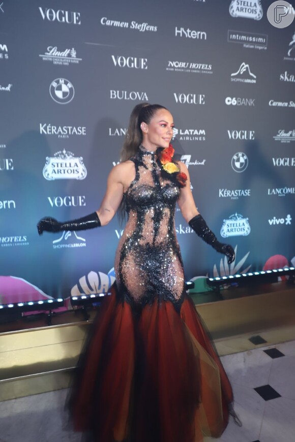 Paolla Oliveira aposta em vestido com transparência e fogo para festa de luxo nesta sexta-feira, dia 07 de fevereiro de 2020