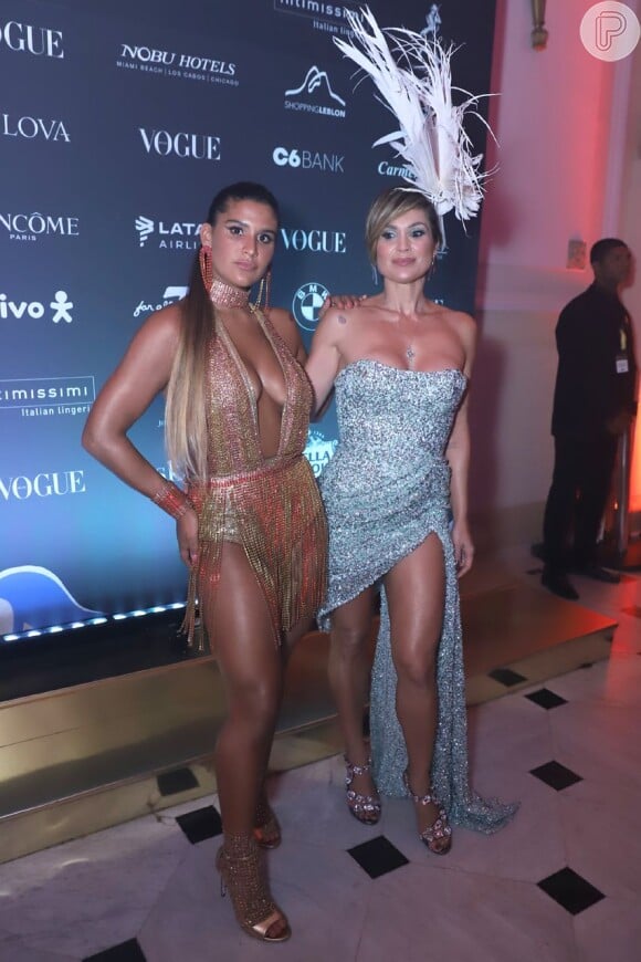 Flávia Alessandra e Giulia Costa apostam em vestido com brilho para festa de luxo nesta sexta-feira, dia 07 de fevereiro de 2020