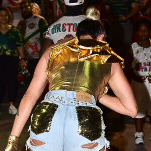 Juju Salimeni apostou em um jeans destroyed para ensaio de carnaval da X-9 Paulistana