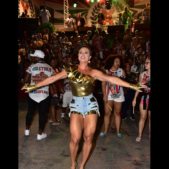 Juju Salimeni é a rainha de bateria da X-9 Paulistana. Modelo está fazendo dieta praticamente sem carboidrato: 'Mais perto do carnaval começo a comer um pouco mais para chegar ao dia do desfile com energia e músculos bem definidos'