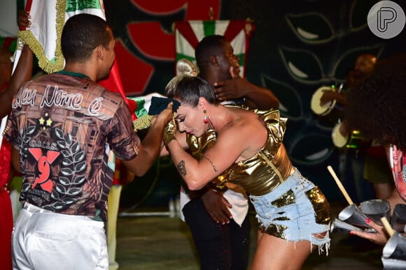 Juju Salimeni saudou o pavilhão da X-9 Paulistana em ensaio de carnaval