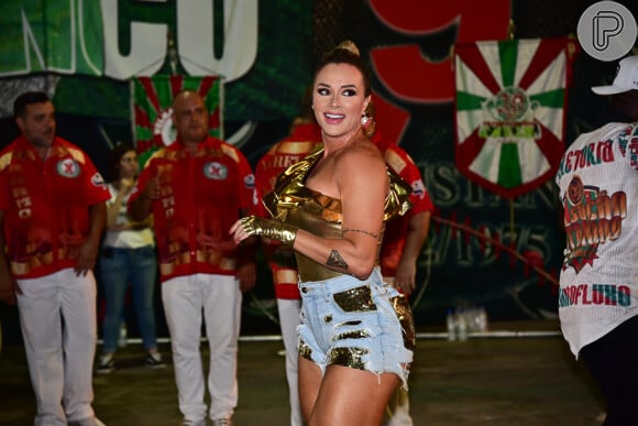 Juju Salimeni mostrou muito samba no pé em ensaio de carnaval da X-9 Paulistana neste domingo, 9 de fevereiro de 2020