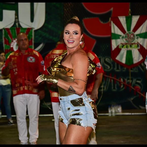Juju Salimeni mostrou muito samba no pé em ensaio de carnaval da X-9 Paulistana neste domingo, 9 de fevereiro de 2020