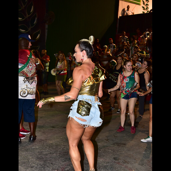Juju Salimeni exibiuo o shape em ensaio de carnaval da X-9 Paulistana