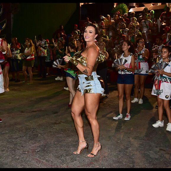 Juju Salimeni prestigiou ensaio de carnaval da X-9 Paulistana