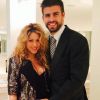 Shakira exibe barriga de gravidez e decote ao lado do marido, Gerard Piqué, em 22 de outubro de 2014