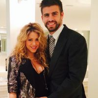 Shakira exibe decote e barriga de gravidez ao lado do marido, Gerard Piqué