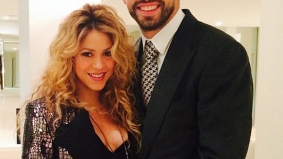 Shakira exibe decote e barriga de gravidez ao lado do marido, Gerard Piqué