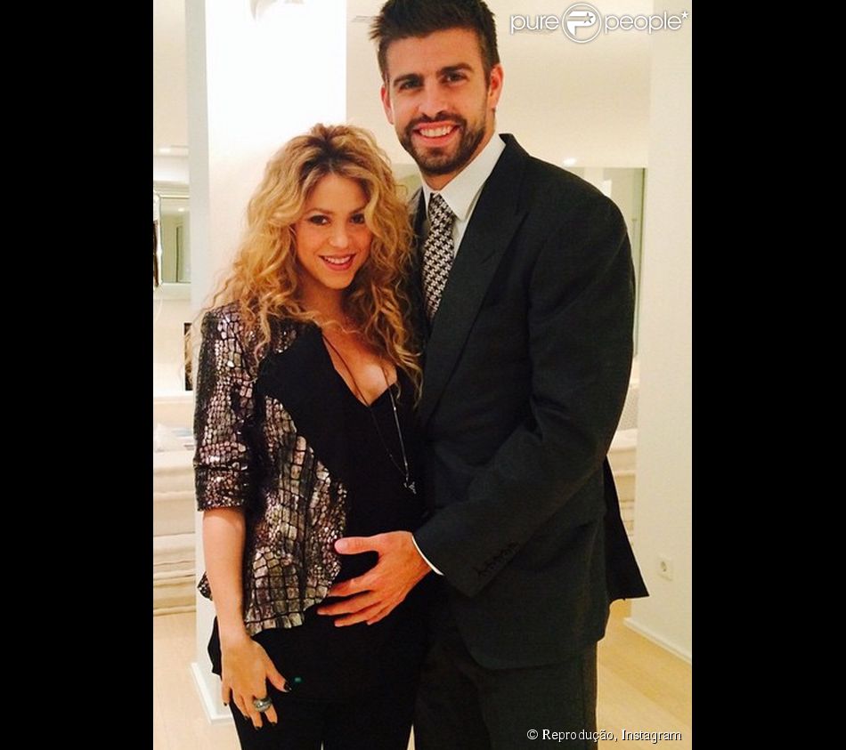 shakira-exibe-decote-e-barriga-de-gravidez-ao-lado-do-marido-gerard