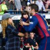 Shakira, grávida, leva Milan para assistir jogo de Piqué