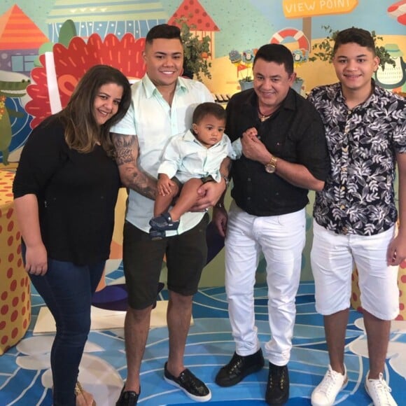 Felipe Araújo reuniu a família em festa de aniversário do filho, Miguel