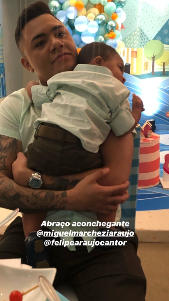 Felipe Araújo posou com filho, Miguel, de 1 ano, no colo