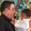 Filho de Felipe Araújo, Miguel foi paparicado pelo avô em festa de aniversário