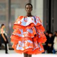 Moda 2020: cores vibrantes surgem em vestido com babados no desfile da Carolina Herrera no New York Fashion Week