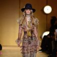 Moda country com babado, chapéus e bota é trend no desfile do Zimmermann no New York Fashion Week