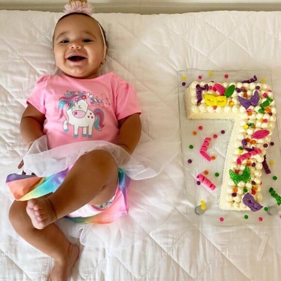 Ticiane Pinheiro vestiu a filha, Manuella, com look de unicórnio para comemorar 7 meses da bebê