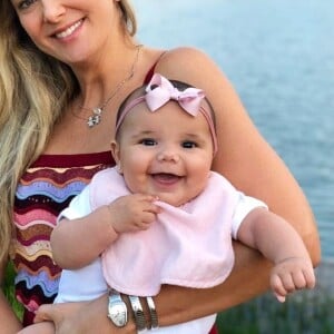 Ticiane Pinheiro posta fotos de Manuella com look fofo em mesversário da bebê: 'Hoje faz 7 meses que esse sorriso preenche ainda mais nossa casa e nossos corações'