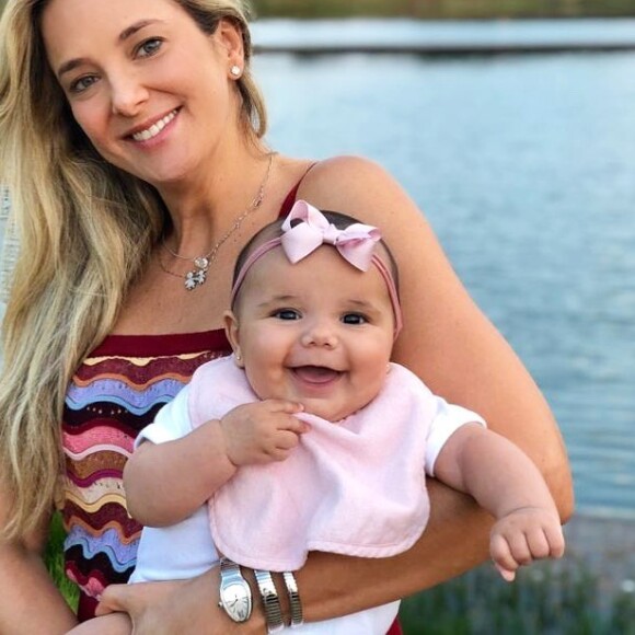 Ticiane Pinheiro posta fotos de Manuella com look fofo em mesversário da bebê: 'Hoje faz 7 meses que esse sorriso preenche ainda mais nossa casa e nossos corações'